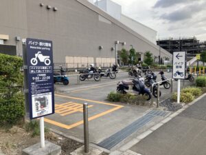 バイク駐輪場の入口の様子