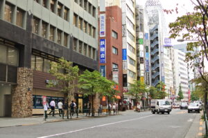 新宿駅の南口から数分の場所。