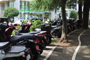 小型バイク用の駐輪スペースと普通二輪の駐輪スペースが分かれております。