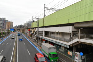 駅の西側は国道15号線、第一京浜があります。