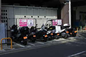 八幡山駅近くにある、バイク駐輪場です。