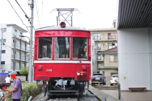 真っ赤な昔の京急電車が目印。