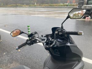 曇りの日にバイクに乗って出かけたら、雨になってしまった。なんてことも。